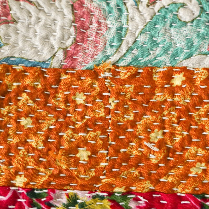 古いハギレを組み合わせているため、色褪せやほつれなどが見られます
