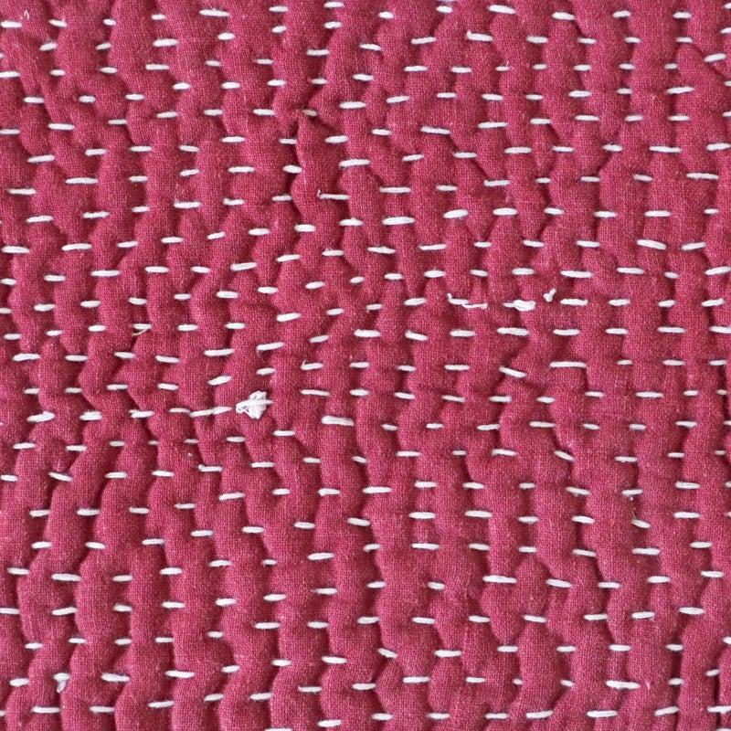 古いハギレを組み合わせているため、色褪せやほつれなどが見られます