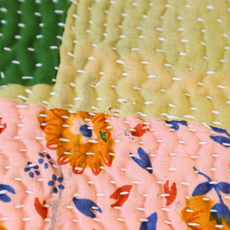 古いハギレを組み合わせているため、色褪せやほつれなどが見られます